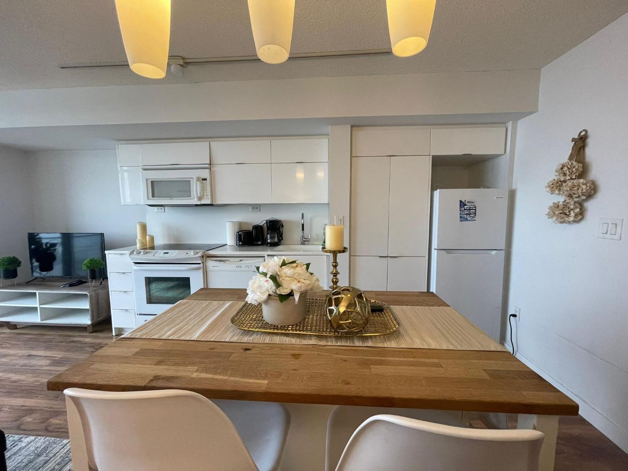 Elegant 1br Den Downtown - Sleep 6 Apartment